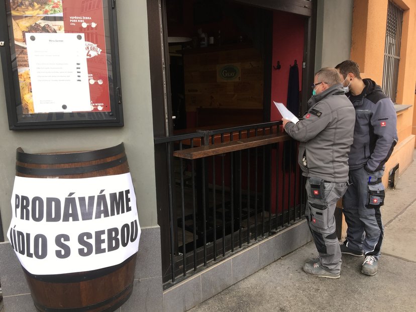 Výdejní okénko restaurace, prodej s sebou z důvodu uzavření restaurace epidemie koronaviru