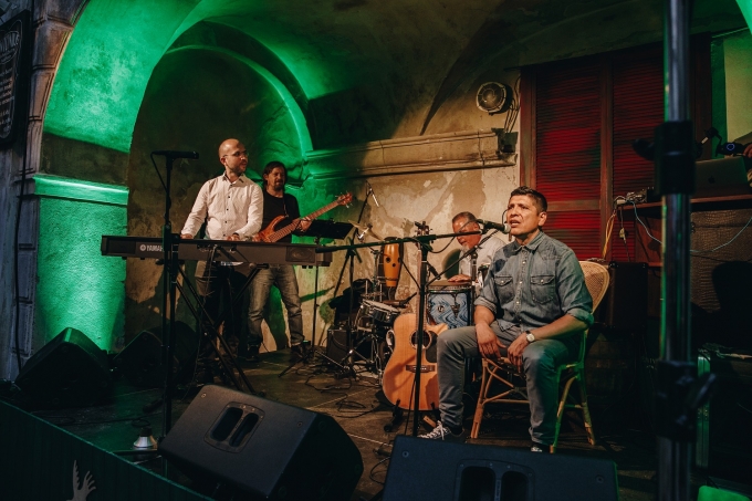 Kapela v Eminente Social Club