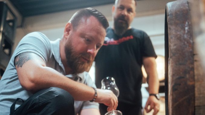 sládci připravující pivo