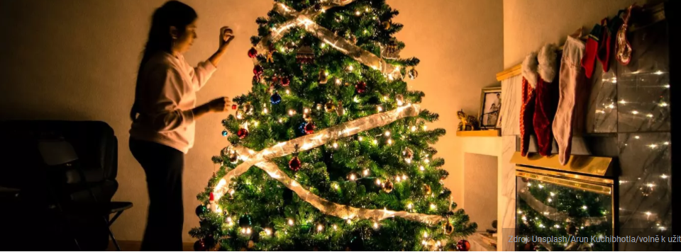 zdobení vánočního stromku