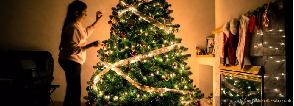zdobení vánočního stromku