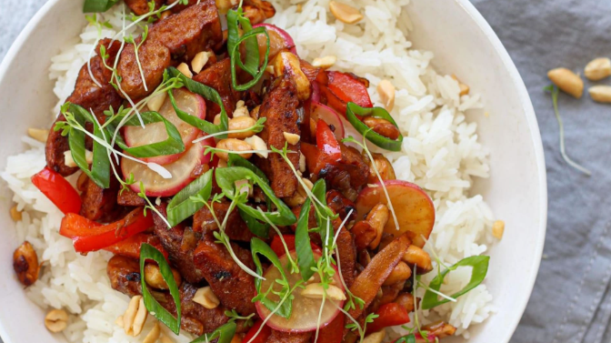 Veganské kung pao se zeleninou a rýží