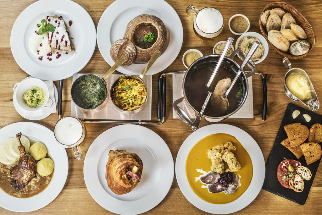 stůl plný jidla z restaurace Základna