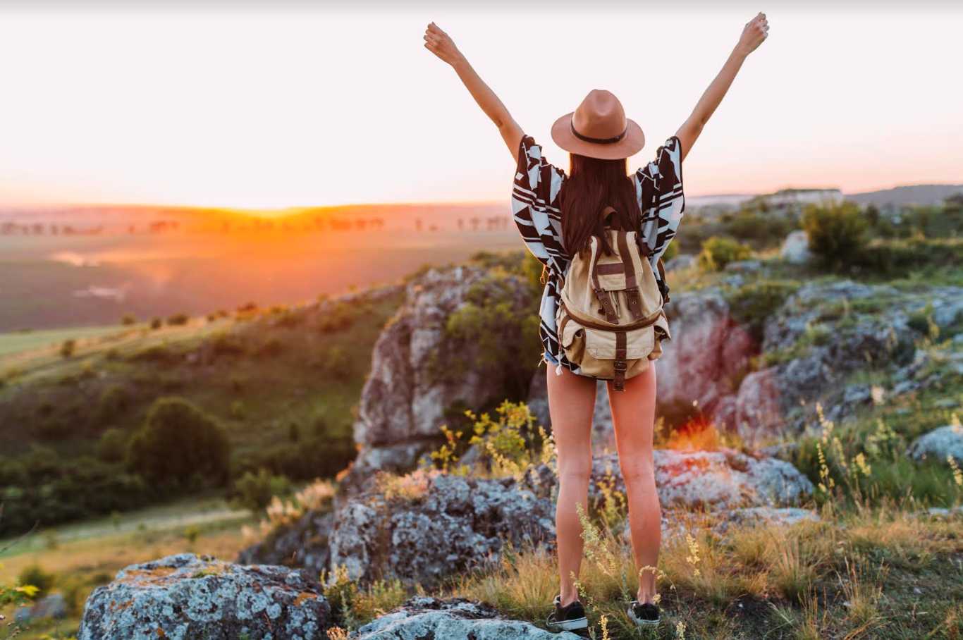 turistka kouká na západ slunce