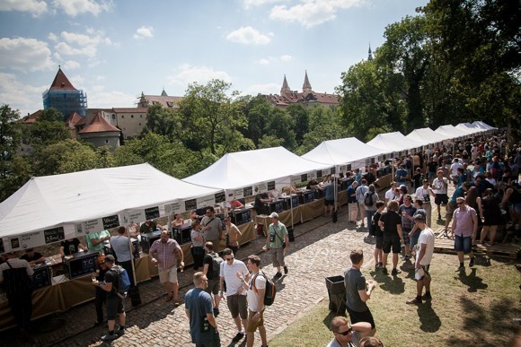 stánky z pivem na Pražském hradě