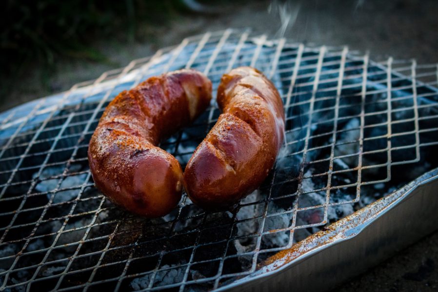 buřtíci na grilu